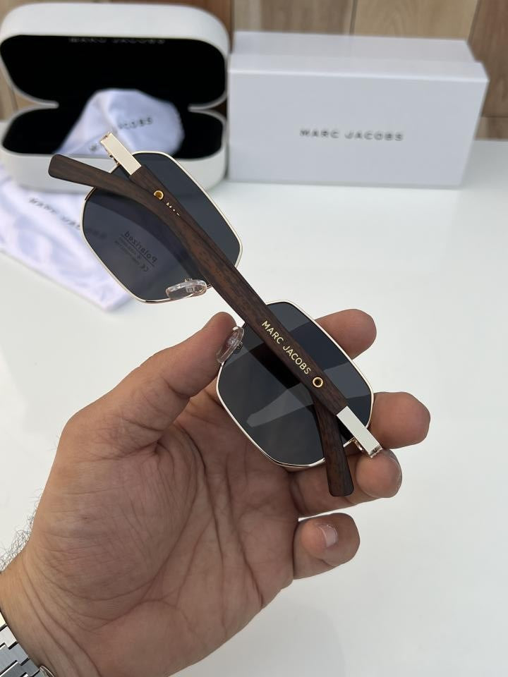 Marcc jacobss 14103 gold black