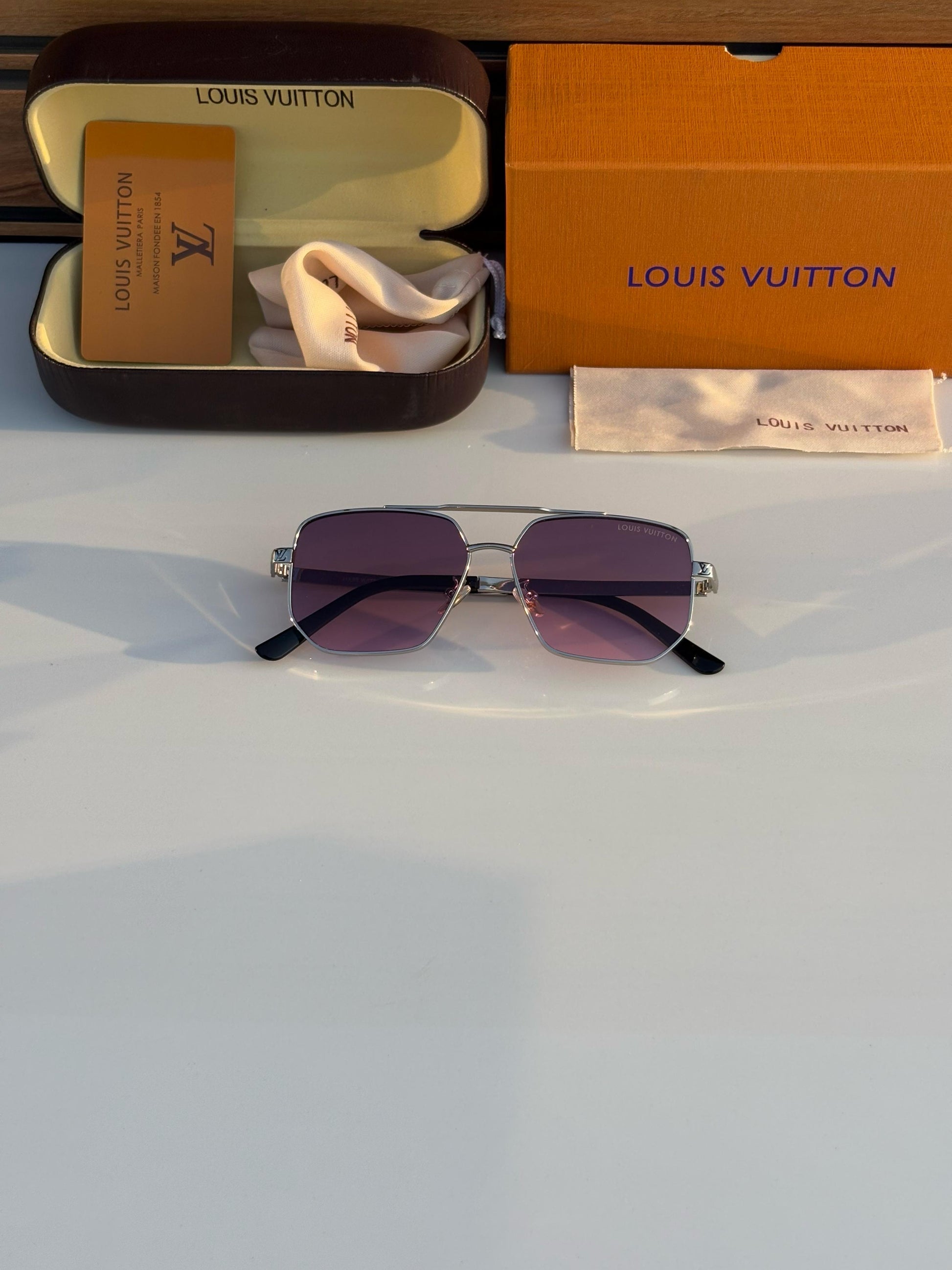 Louiss Vuittons 813 Silver Pink Shades