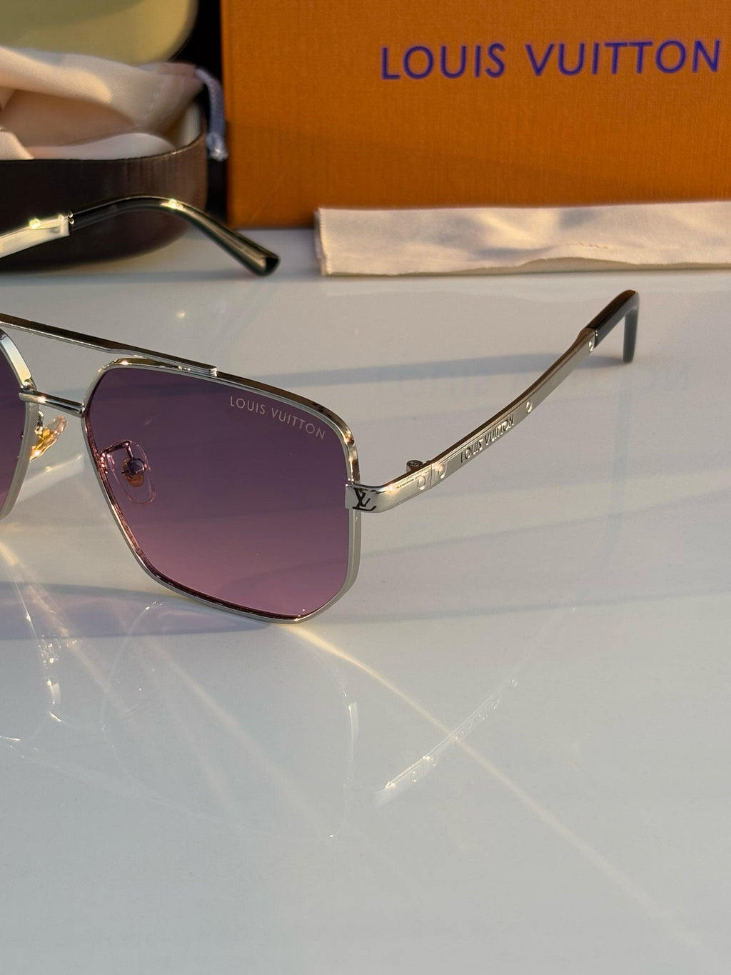 Louiss Vuittons 813 Silver Pink Shades