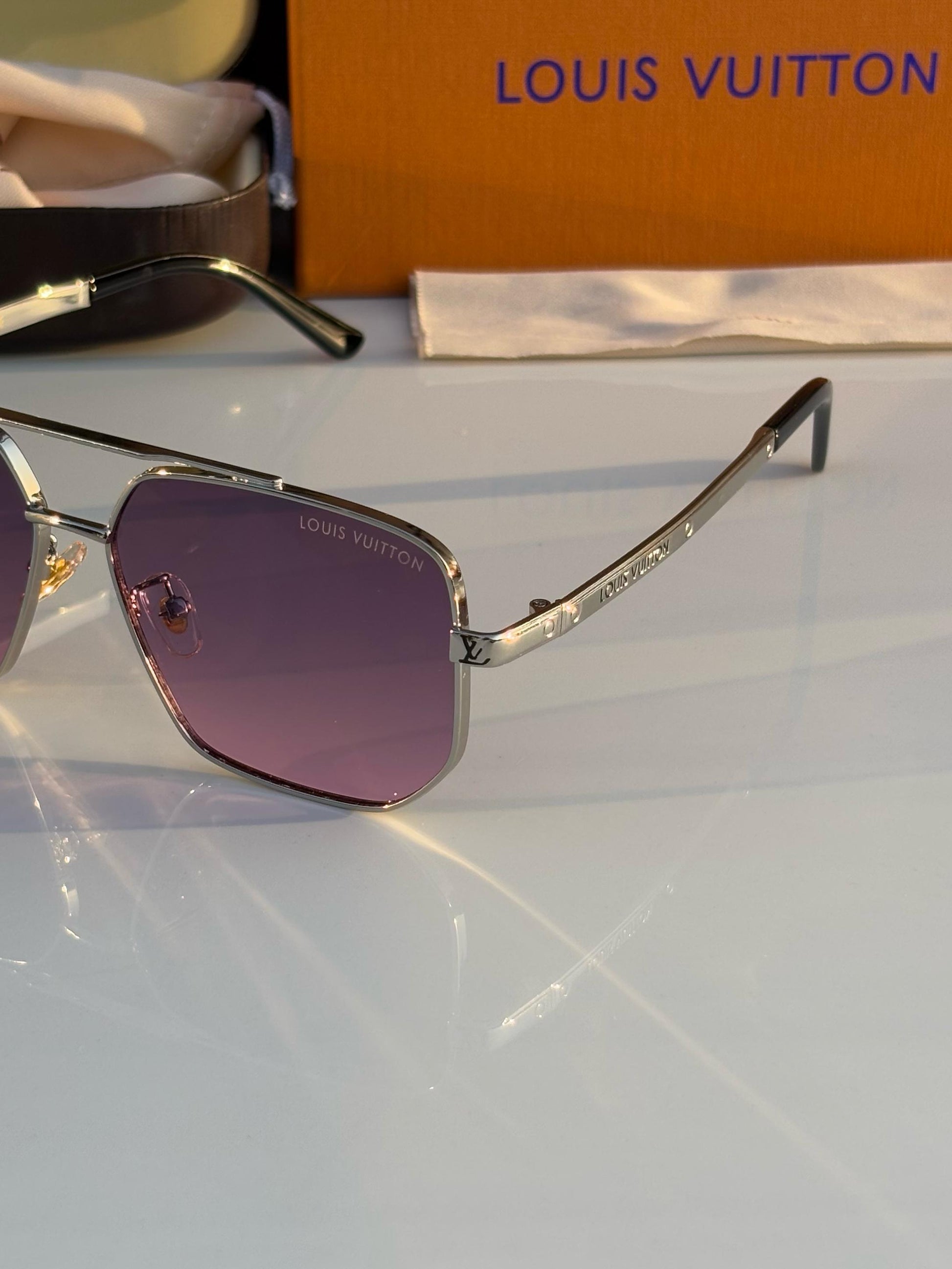 Louiss Vuittons 813 Silver Pink Shades