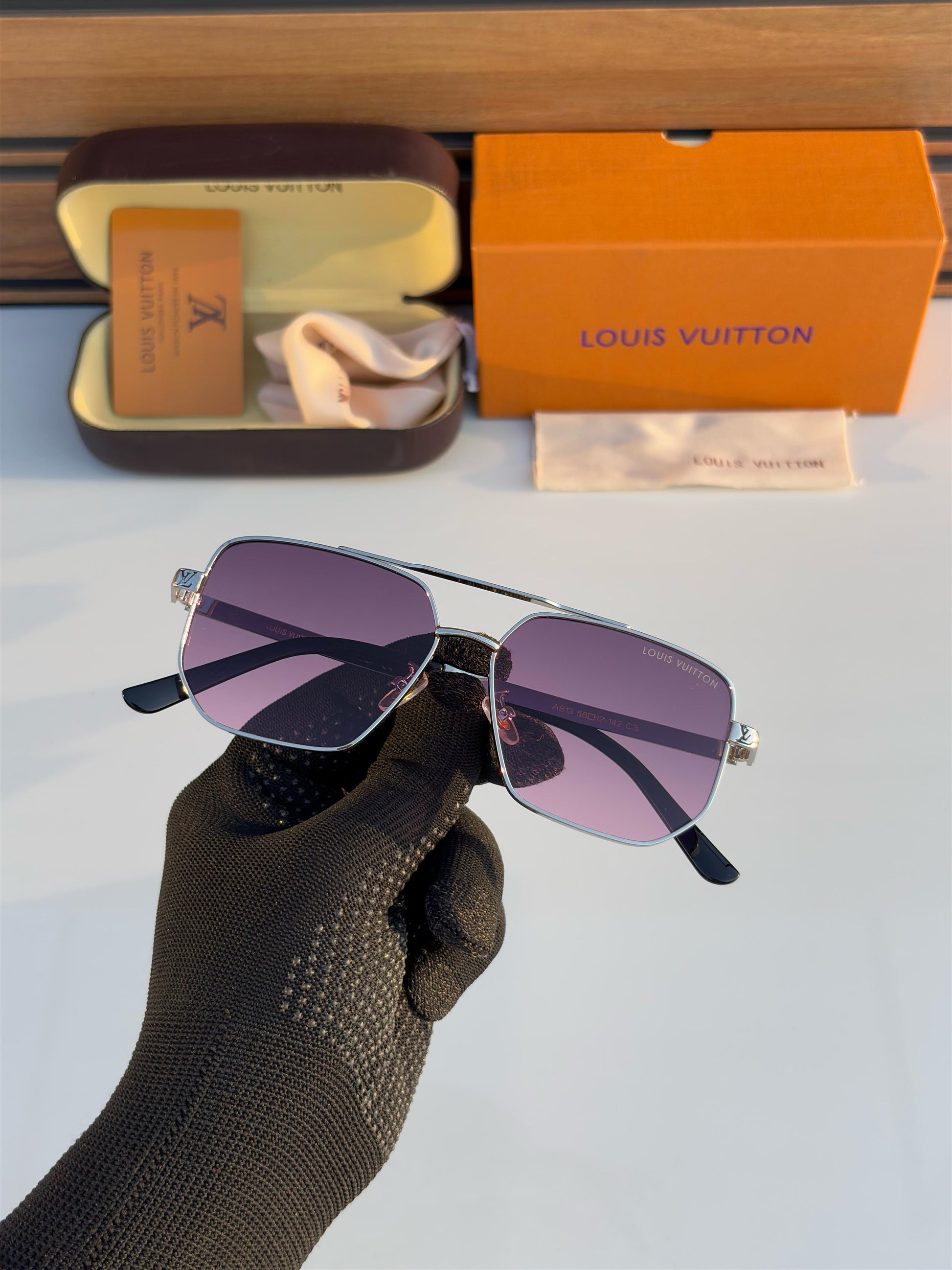 Louiss Vuittons 813 Silver Pink Shades