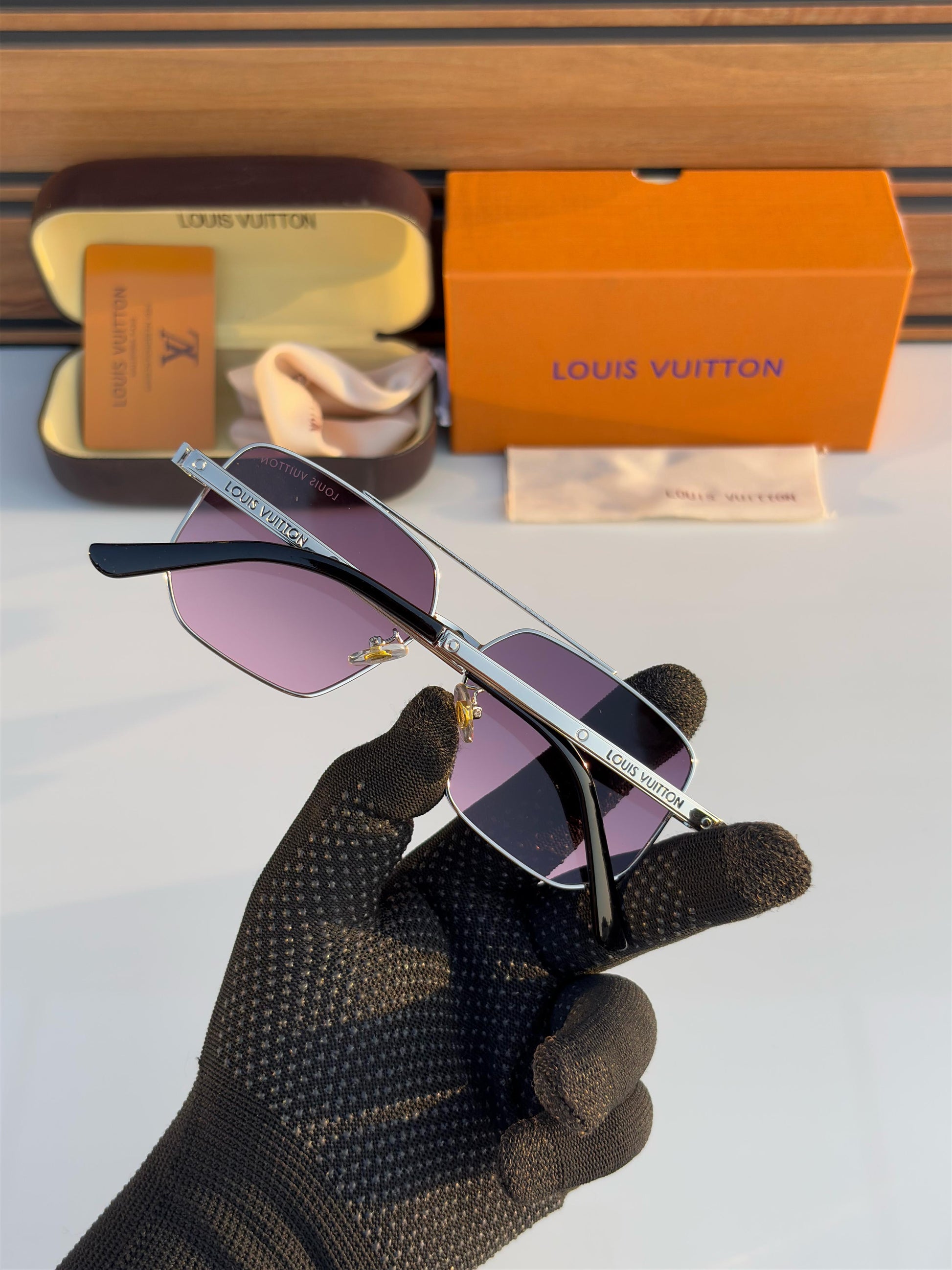 Louiss Vuittons 813 Silver Pink Shades