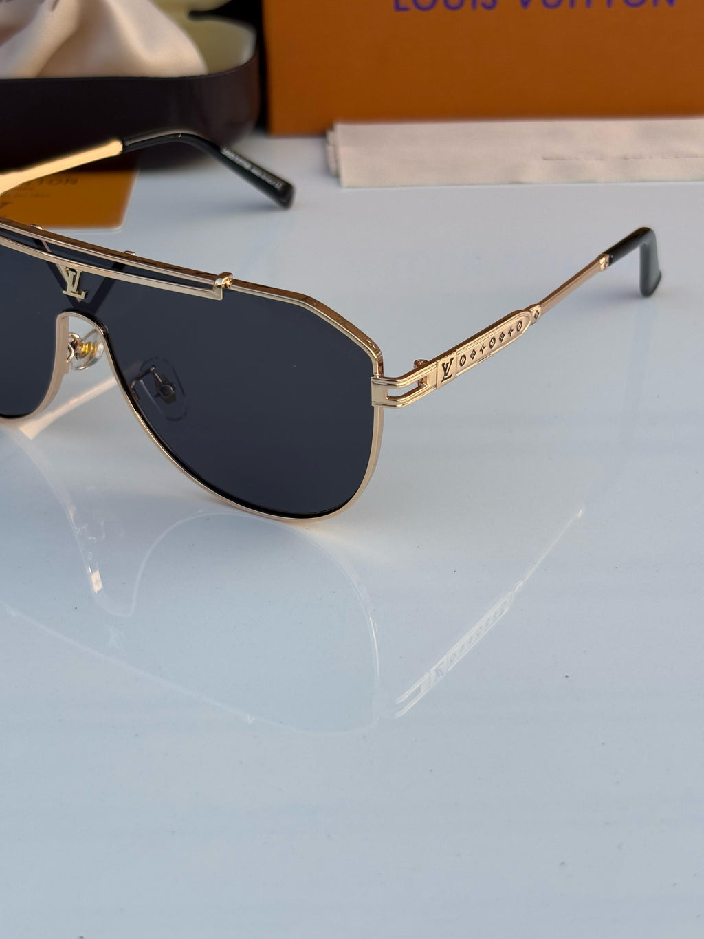 LOUISS VUITTONN 22295 GOLDEN BLACK