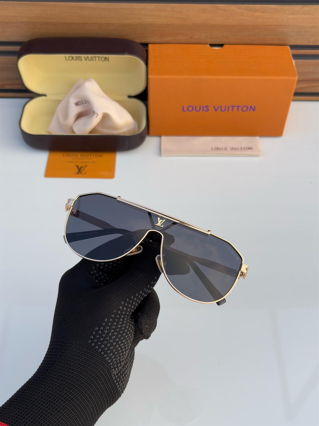 LOUISS VUITTONN 22295 GOLDEN BLACK