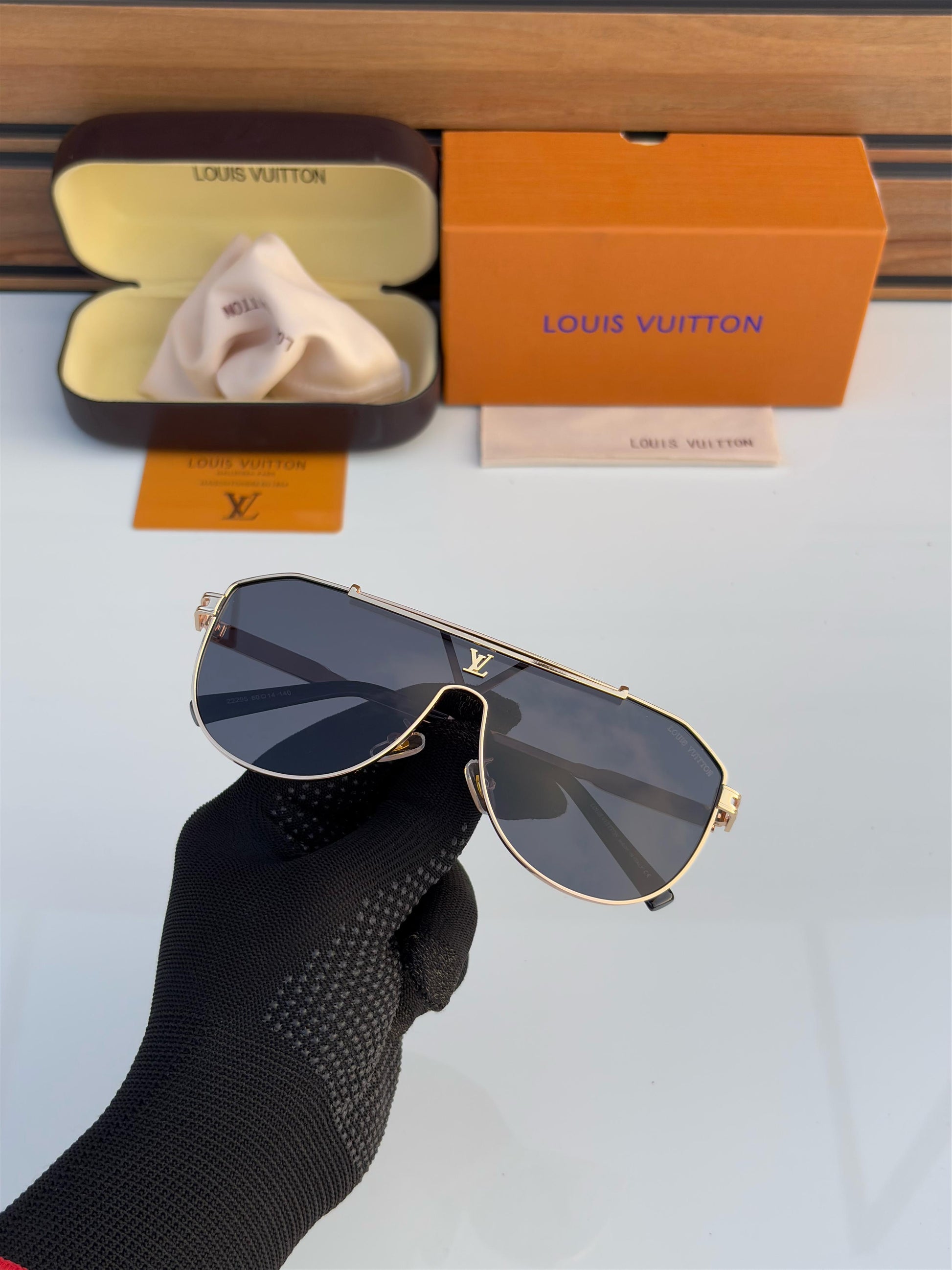 LOUISS VUITTONN 22295 GOLDEN BLACK