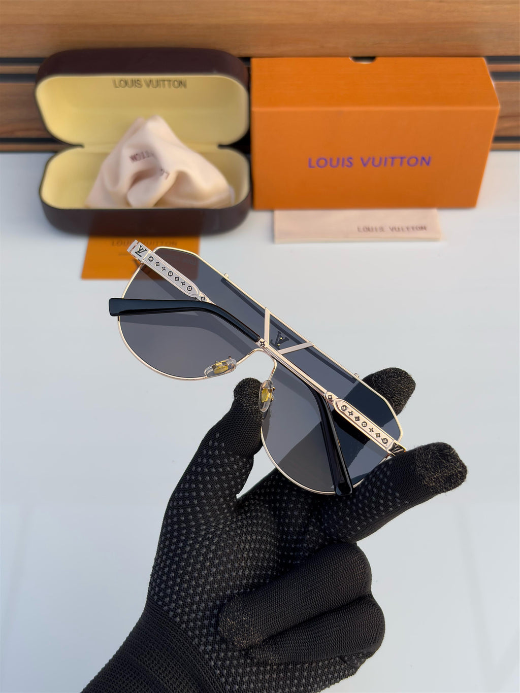 LOUISS VUITTONN 22295 GOLDEN BLACK