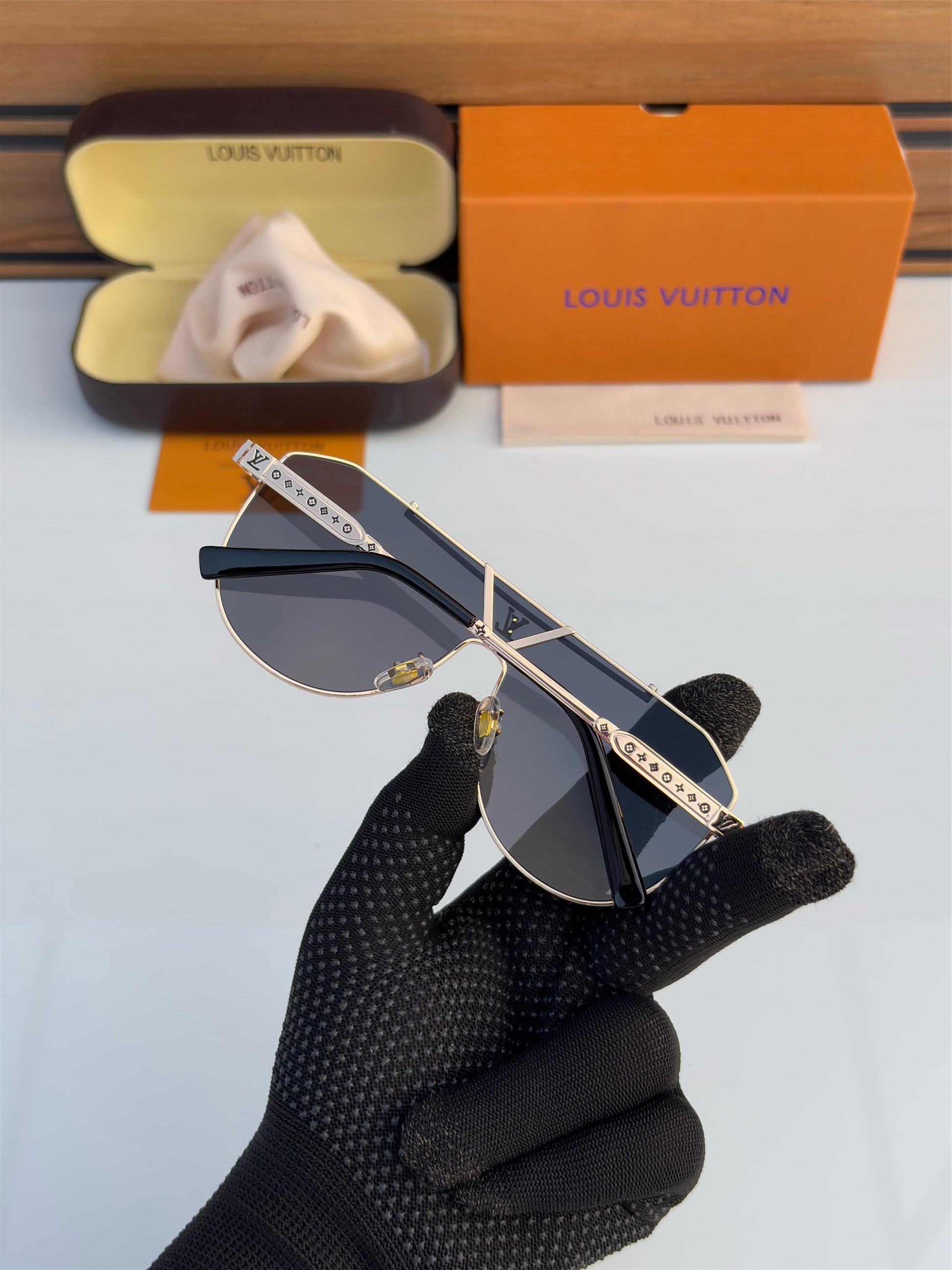 LOUISS VUITTONN 22295 GOLDEN BLACK