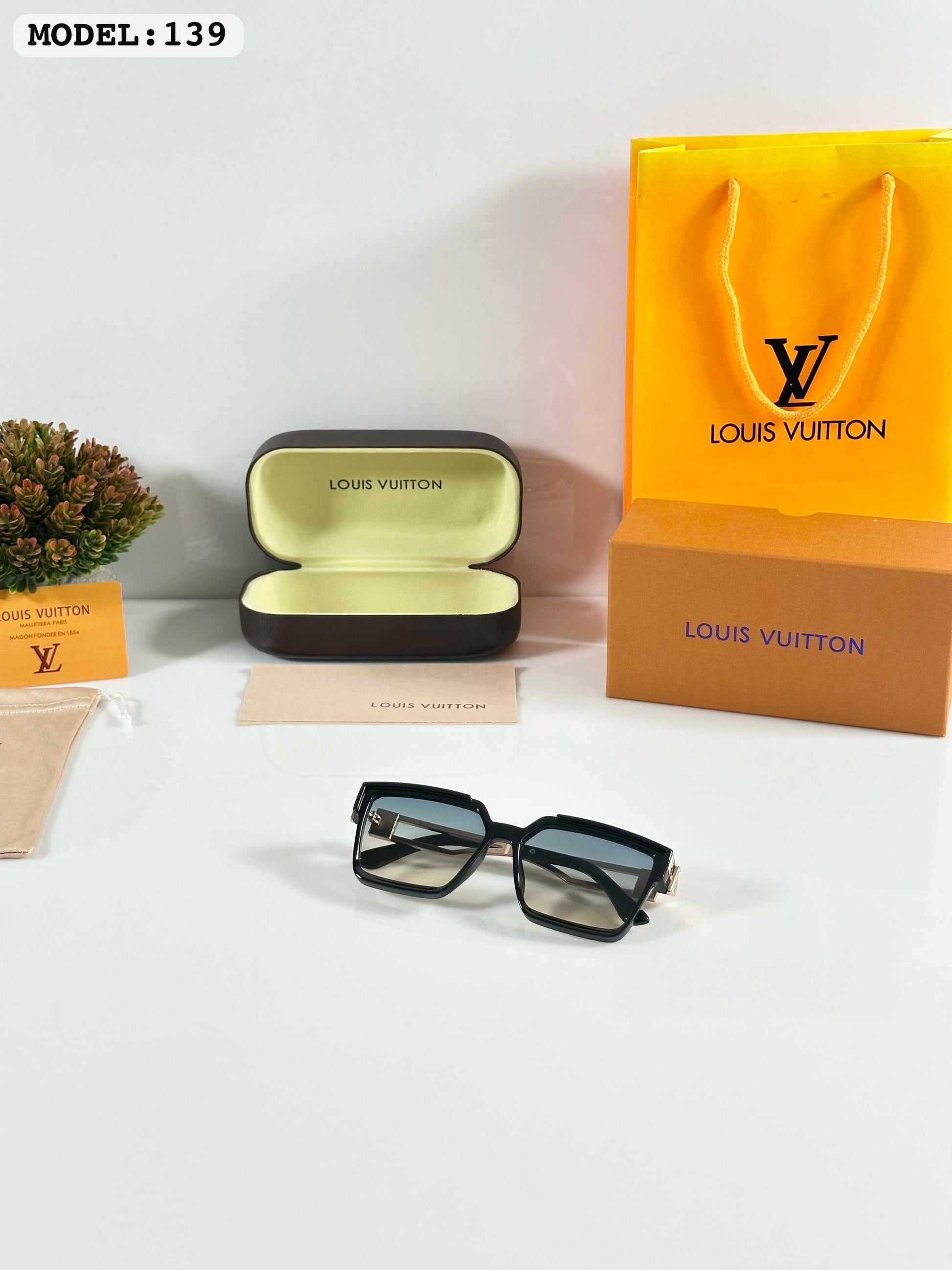 LOUISS VUITTONN 139 GOLD BLACK GREEN DC