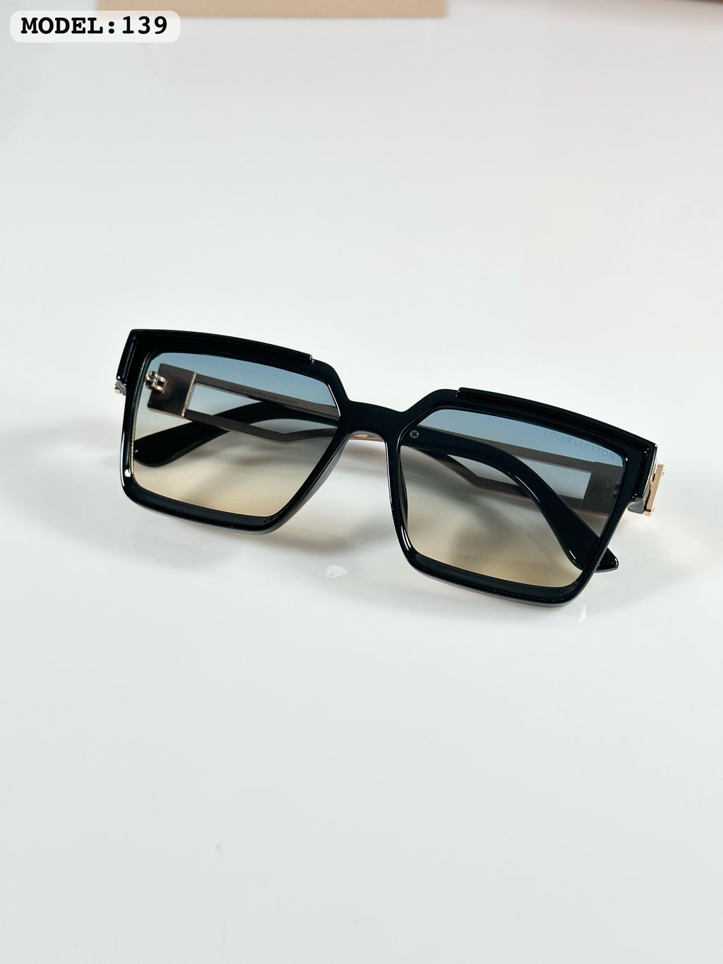 LOUISS VUITTONN 139 GOLD BLACK GREEN DC